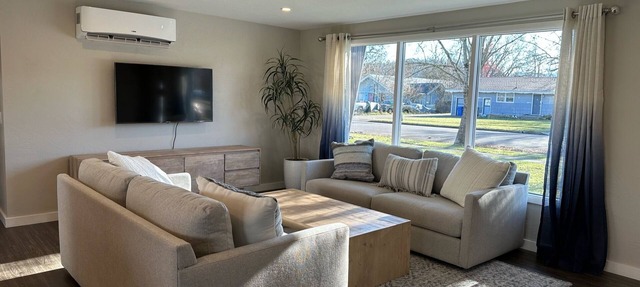 Cascade Cottage: Comfy & Cozy, family friendly, close to dining, parks, wineries in Eugene