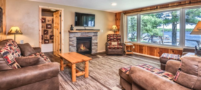 Cedar Lodge: Lakefront Cabin - Wi-Fi, Free Firewood, Generator, No Cleaning Fee! in Saint Germain