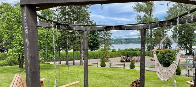 Chalet-style house on the edge of the water in Lévis