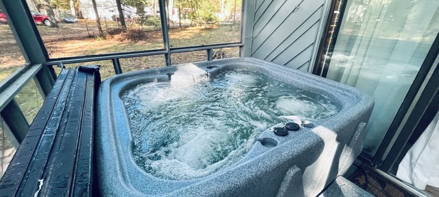Charming 2-bedroom cottage in welcoming Houghton Lake with Hot Tub, AC, WiFi in Houghton Lake