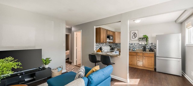 Charming 2-bedroom apt in quiet Riverside in between airport and Kansas City in Riverside