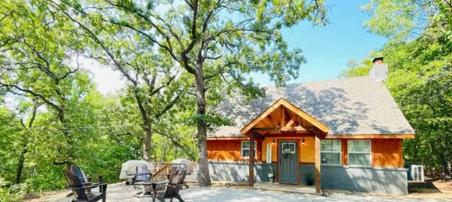 Charming 2-bedroom cottage/cabin in serene Cookson, Ok right on Lake Tenkiller. in Cookson