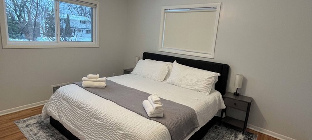 Charming 3-bedroom house in amazing Minneapolis west metro with WiFi, AC, yard in Minneapolis