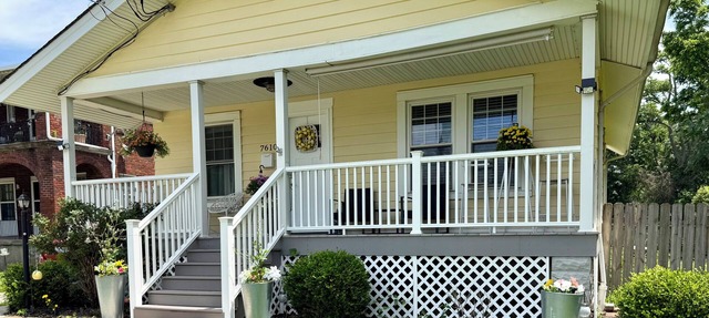 Charming 3BR/2BA Home across from the park, Sleeps 6 in Deer Park