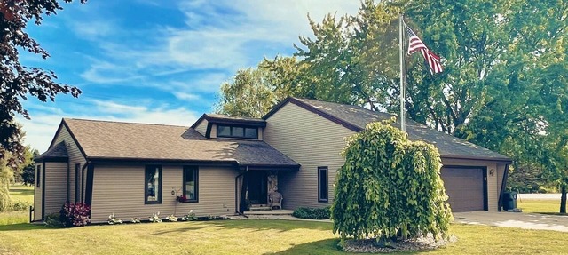Charming 4-bedroom house located on Deer Run Golf Course. Perfect location! in Brillion