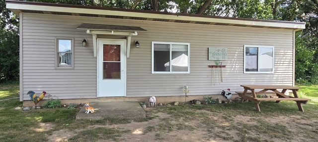 Charming barnyard cottage offers a peacful retreat for those looking to get away in Leonidas