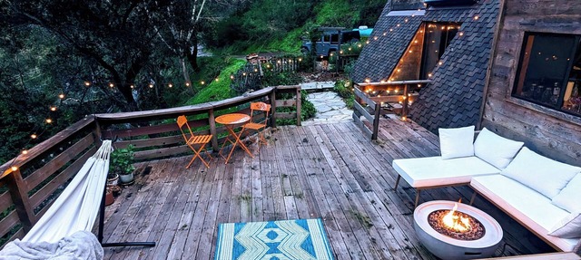 Charming cabin in Carmel Valley with private trail and wood-burning fireplace in Carmel Valley