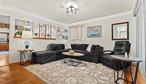 Charming Home Near Target and Parks 2 Bathrooms in Dearborn Heights