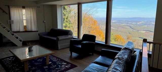 Charming mountain cabin with stunning view in Schellsburg