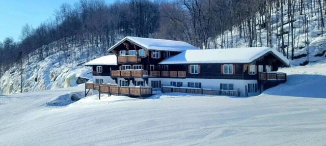 Charming, ski-in, ski-out, lake-view chalet w/10 bedrooms, kitchen and AC. in Upson