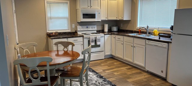 Charming Spacious One Bedroom Open Concept Floor Plan Move-in Ready Monthly in Springfield