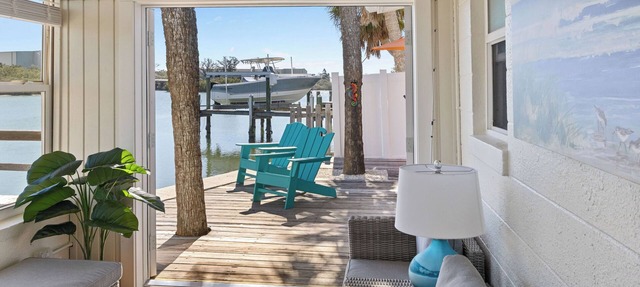 Charming WATERFRONT 2-bedroom house close to all Indian Rocks Beach has to offer in Indian Rocks Beach
