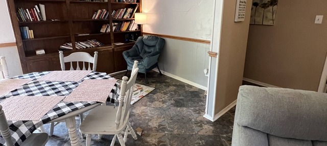 Cheerful cozy corner Family home in Commerce