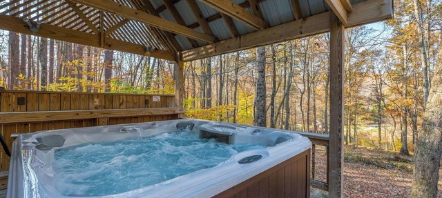 Cherry Ridge Retreat Still Waters - Hocking Hills Romantic Cabin with hot tub and fire place! in New Plymouth