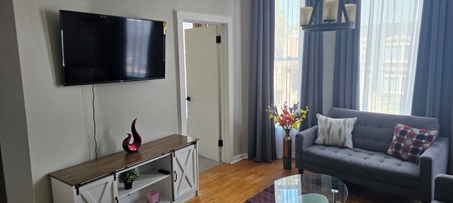 Chic 3-bedroom apartment with WiFi, AC in welcoming Chicago in Chicago