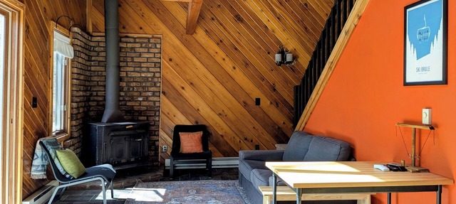 Clean & Cozy Private Hot Tub Sleeps 9 <10min Walk to Ski Brule in Iron River