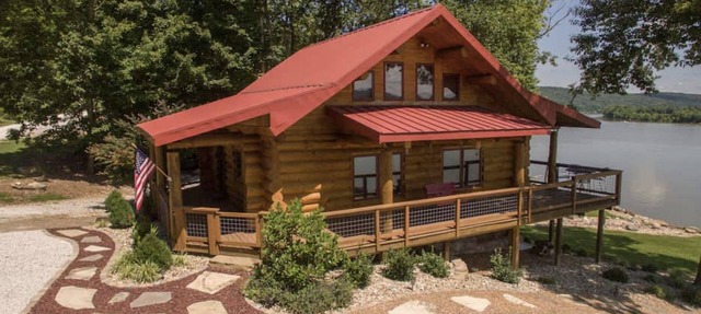 Come relax & enjoy our luxury log cabin, watch barges on banks of the Ohio River in Cannelton