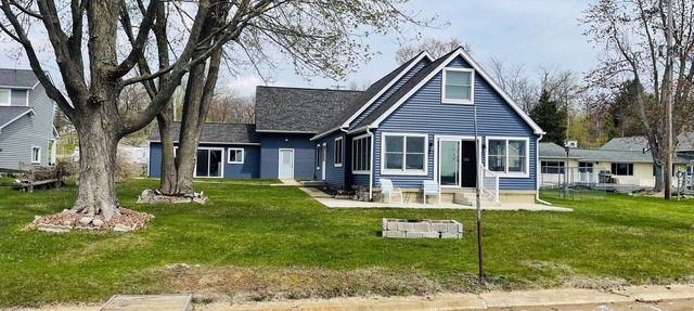 Comfortable 3-bedroom lake house with AC, WiFi on Devils Lake in Addison, MI. in Addison