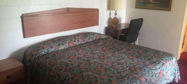 Comfortable Countryside Stay in Knights Inn Fairview! Free Parking, Pets Allowed in Fairview