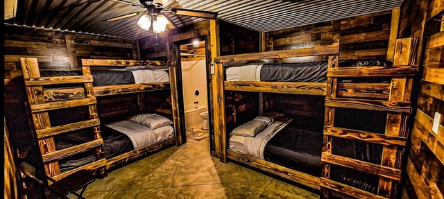 Comfortable lodging with full bar. Kids stay free! in Dahlgren