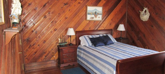 Comfortable spacious vacation get away. Four fireplaces, front porch and patio. in Bristol