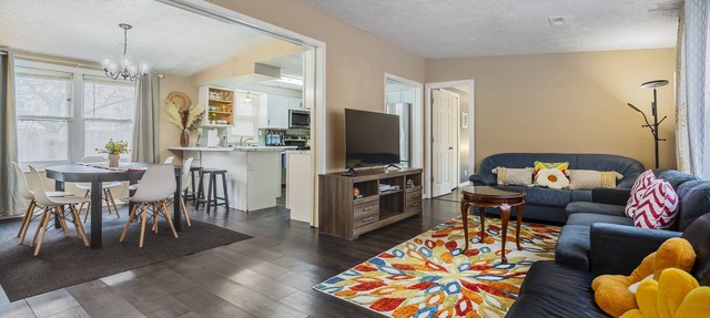 Comfy, Convenient, and Charm 3BR Retreat near BGSU in Bowling Green