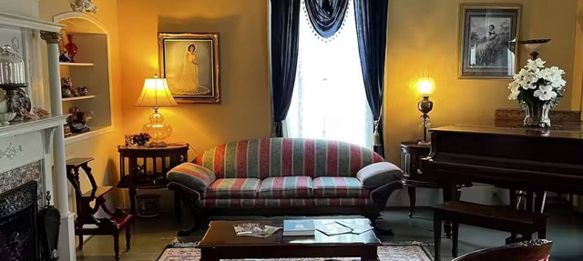 Commodore Bed & Breakfast/Red Room in Bainbridge
