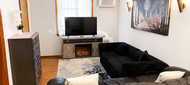 Compact Studio with AC and free street parking in Chicago