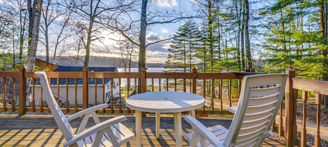 Cottage w/Deck & Bluff Lake Views: Walk to Beach! in Lake