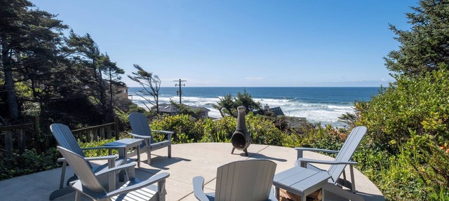 Covered hot tub to Enjoy the rolling surf and ocean sounds in Lincoln City