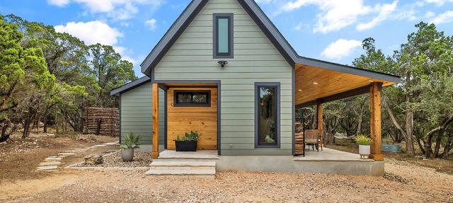 Cozy 2-bedroom cabin in serene Wimberley with WiFi, AC in Wimberley