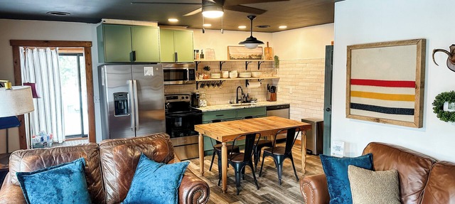 Cozy 2BR/2BA cabin tucked in the trees with hot tub, fire pit, covered deck, and fast WiFi. in Butler