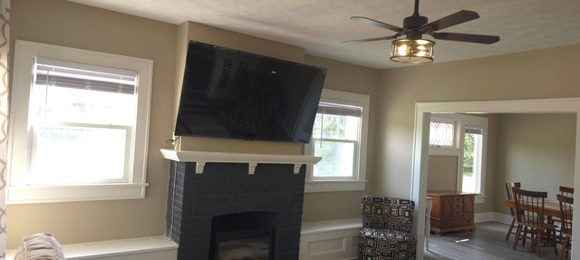 Cozy 3 bedroom Farmhouse in Delaware Ohio, On the Golf Course. Near OWU! in Delaware