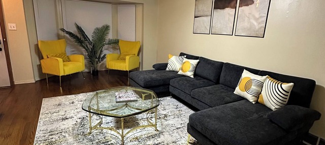 Cozy 3 bedroom house in Southfield with Wifi full kitchen and smart TVs in Southfield