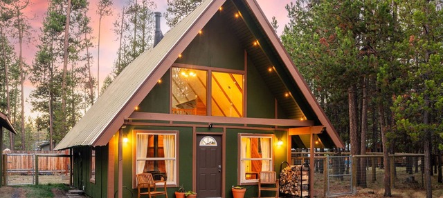 Cozy A frame cabin near the Deschutes River. in Bend