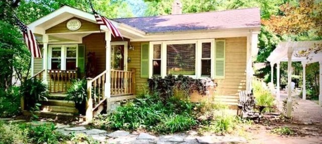 Cozy Beach Cottage, Walk to the Lake! in Sawyer