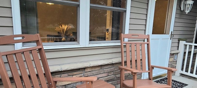 Cozy fall getaway with hot tub, fire pit & family fun near Decorah- sleeps 12 in Decorah