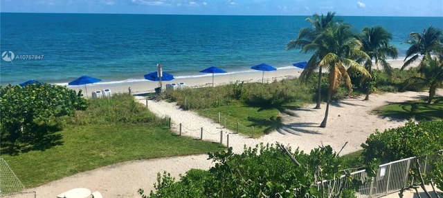 Cozy Key Biscayne Beach Apt with Pool in Key Biscayne
