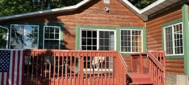 Cozy lake cabin with your own private dock. Secluded lot close to the city! in Buffalo