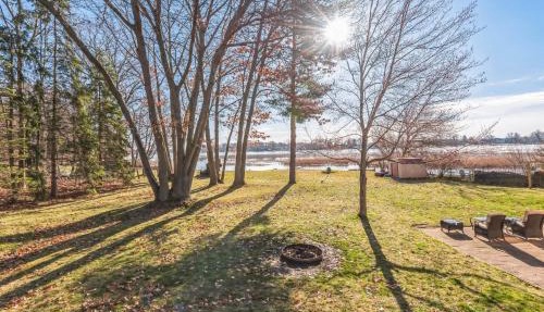 Cozy Lakefront Studio On Long Lake in Portage