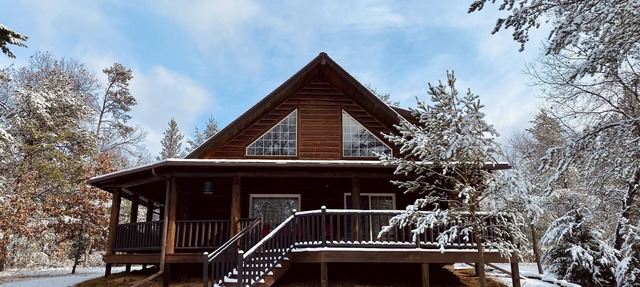 Cozy Log Cabin with fireplace, pool table, deck, and spacious kitchen! in Nekoosa
