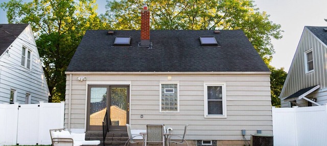 Cozy Pet Friendly Home w/Private Yard & King Bed - Near Wauwatosa in Milwaukee