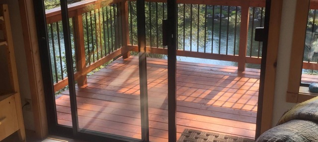 Cozy river front Cabin on the Wenatchee River. 5 min from Leavenworth. Quite in Leavenworth