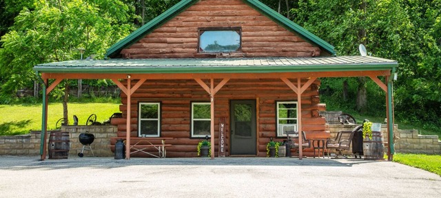 Cozy, secluded, peaceful, pond, fishing , swimming, cabin life, large yard area in McGregor