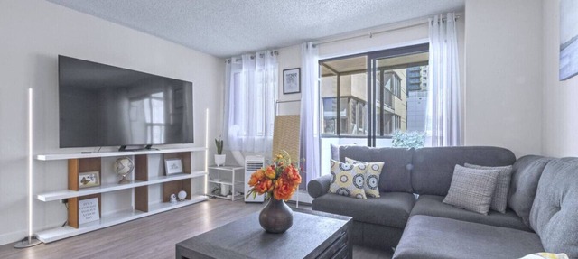 Cozy & Spacious 2BR at Stampede w/Parking, AC in Calgary