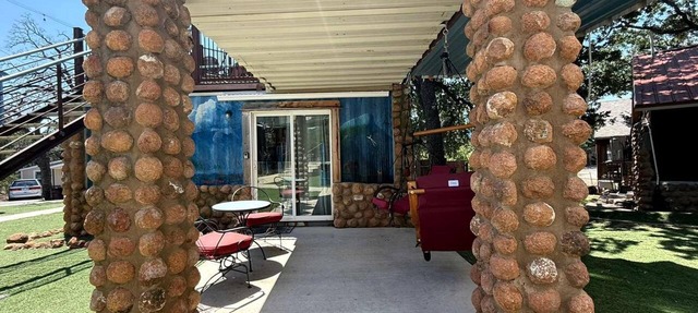 Cozy Wheelchair-Friendly Tiny House with Patio near Medicine Creek in Medicine Park, Oklahoma in Medicine Park