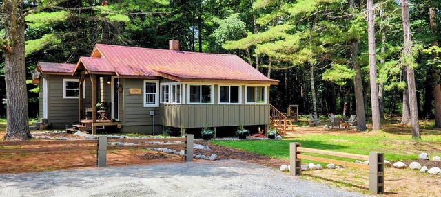 Cozy year-round 2-bedroom cabin in Eagle River on the Chain of Lakes. in Eagle River
