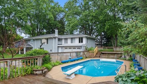 Creekside Lodge w Pool Retreat Billiards & Arcade in Baroda