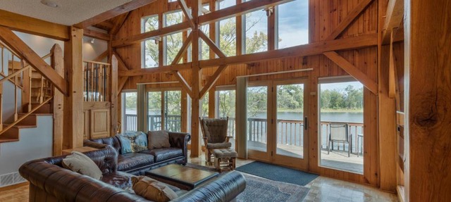 Custom Waterfront Lodge, 4 bed, 4 Bath, Sleeps 12! in Marquette
