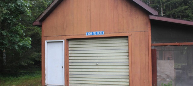Cute cabin and pole building with bathroom facilities and kitchen area in Mears